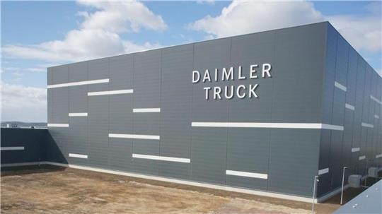 Baufortschritt: Drei Monate nach der feierlichen Öffnung des Logistik-Standorts von Daimler Truck in Halberstadt prangt nun der Schriftzug des Konzerns an dem Gebäude.