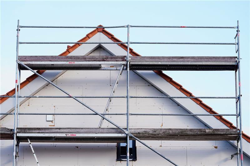 Zahl der Baugenehmigungen für Wohnungen sinkt weiter Baugerüst in einem Neubaugebiet. Die Zahl der Baugenehmigungen ist erneut gesunken.