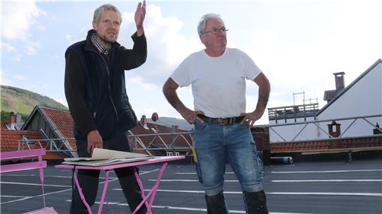 Bauherr Christian Wiesel (links) und Maurer Bernd Weinberg wollen hoch hinaus.