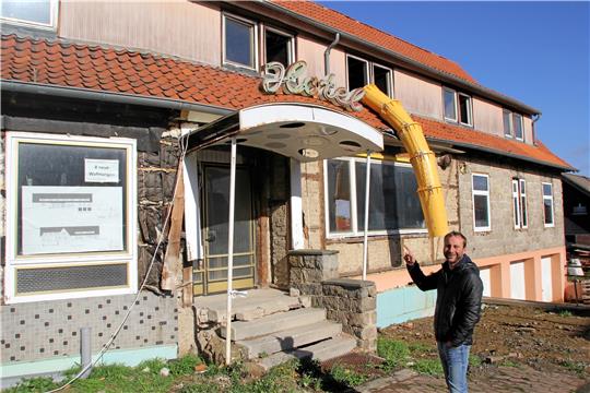 Bauherr Martin Balke vor dem Eingang des ehemaligen Hotels. Die zukünftige Wohnfläche soll rund 620 Quadratmeter betragen. Als nächstes werden das Dach und die Fassade erneuert.  Fotos: Fricke