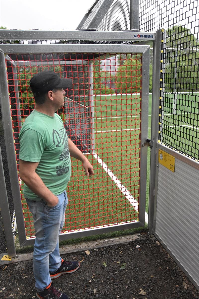 Bauhofleiter Stefan Wiechmann an einem der Eingänge zum neuen Soccer-Platz. Die Türen bleiben jetzt offen. Foto: Neddermeier
