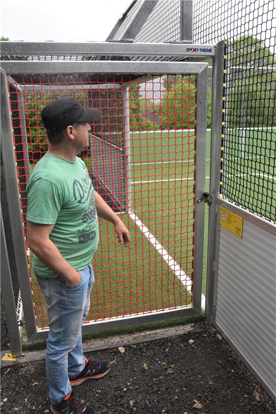 Bauhofleiter Stefan Wiechmann an einem der Eingänge zum neuen Soccer-Platz. Die Türen bleiben jetzt offen. Foto: Neddermeier