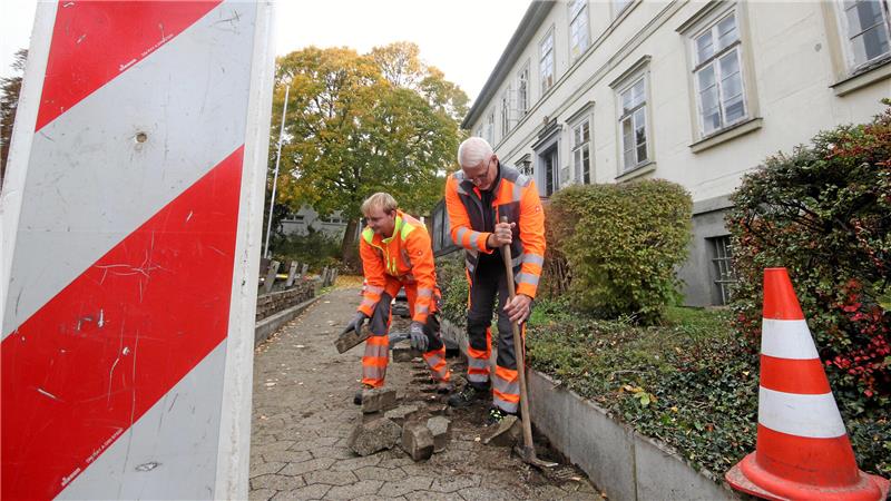 Neues Lichtkonzept am Rathaus sorgt für Sicherheit und Sicht Bauhofmitarbeiter nehmen am Fußweg zum Haupteingang des Liebenburger Rathauses das Pflaster auf.
