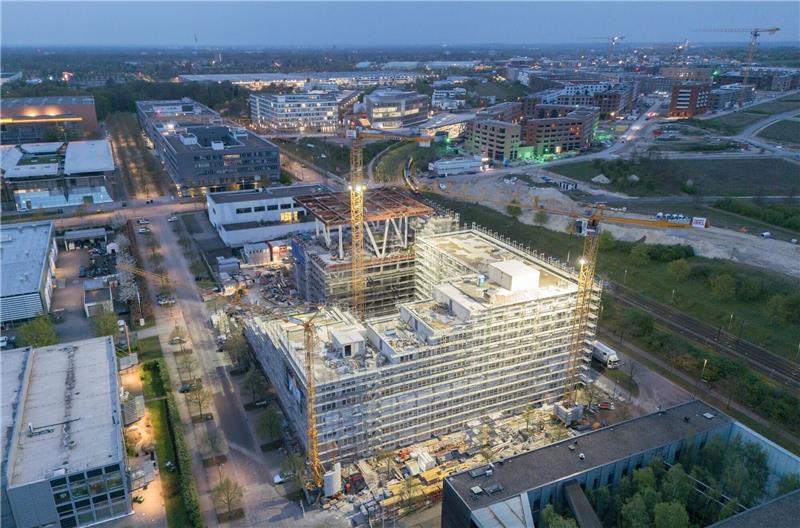 Ehemaliger niederländischer Expo-Pavillon wird wiederbelebt Baukräne stehen am ehemaligen holländischen Pavillon der Weltausstellung Expo 2000.