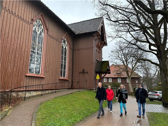 Bauleiter Christopher Fricke, Erika Hoffmann und Kirstin Müller von der Kirchengemeinde sowie Lorenz Haselhorst (von links), der Leiter des Bauamts der Landeskirche, nehmen die Fassade der Trinitatiskirche unter die Lupe. Foto: Eggers