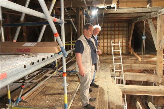 Bauleiter Uwe Peters (vorn) und Pächter Christian Barsch nehmen den Beginn der Bauarbeiten auf dem Dachboden des alten Pochwerks unter die Lupe.  Fotos: Eggers