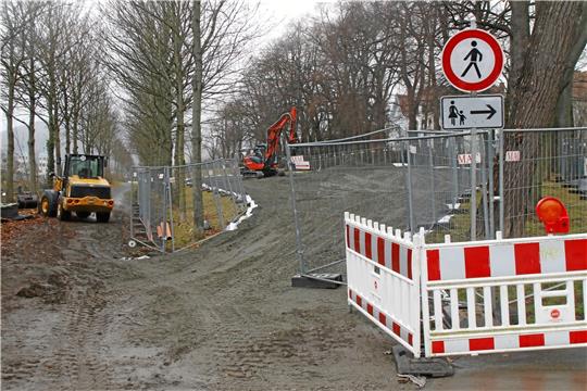 Baumaschinen sorgen für eine Schotterfläche, auf der später Geräte und Material gelagert werden können.  Fotos: Epping