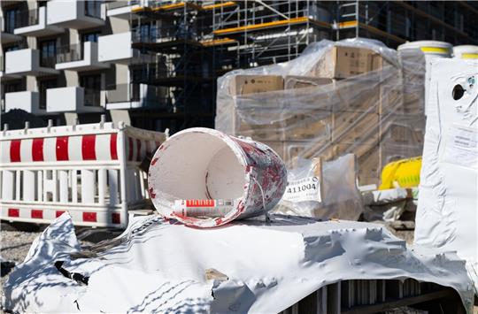 Baumaterial an der Baustelle eines Neubaus in München. Vor allem mineralische Baustoffe wie Zement oder Bausand sind noch mal deutlich teurer geworden.