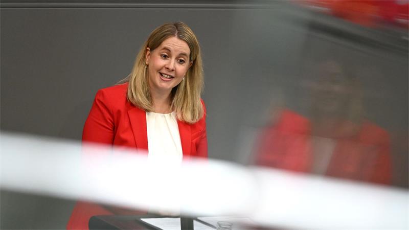 Bauministerin Verena Hubertz beschreibt die Vision von grüneren Städten durch ihr geändertes Baurecht. 