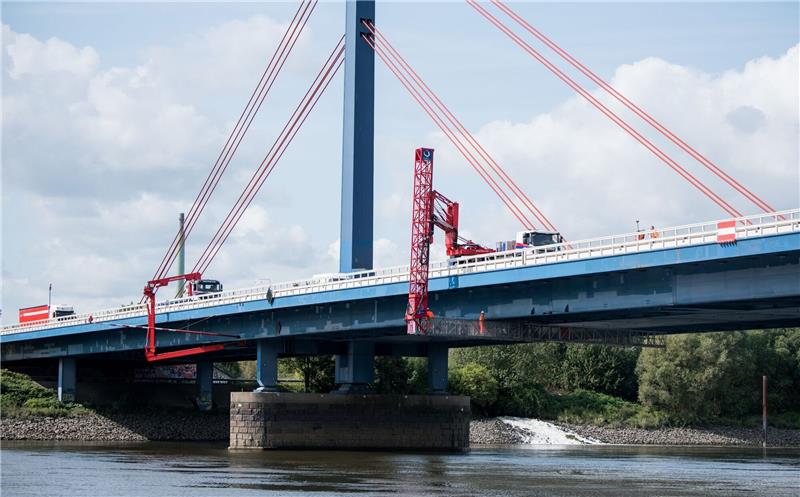 Bauarbeiten an Norderelbbrücke beendet: A1 wieder dreispurig Bauprüfer kontrollieren die Norderelbbrücke.