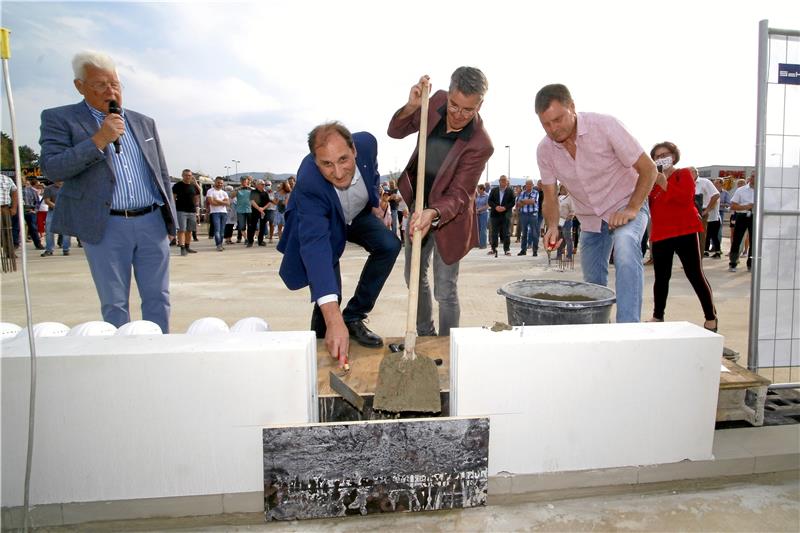 Baustart vor einem Jahr: Investor Folkert Bruns (von links), Dr. Niels Gehrmann, Oberbürgermeister Dr. Oliver Junk und Dr. Hartmut Kämpfer legen den Grundstein zum neuen Ärztehaus.  Archivfoto: Epping