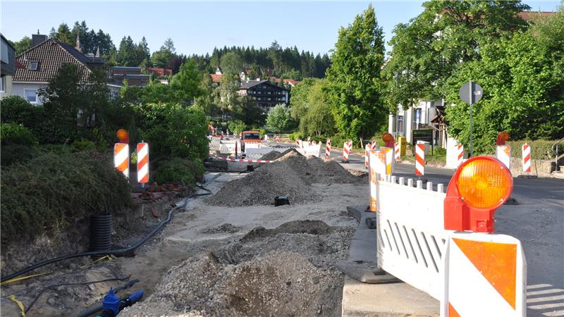 Baustelle Parkstraße: Der Unterbau ist fertig, die Leitungen sind gelegt. Derzeit werden Borde für den Fußweg gesetzt.
