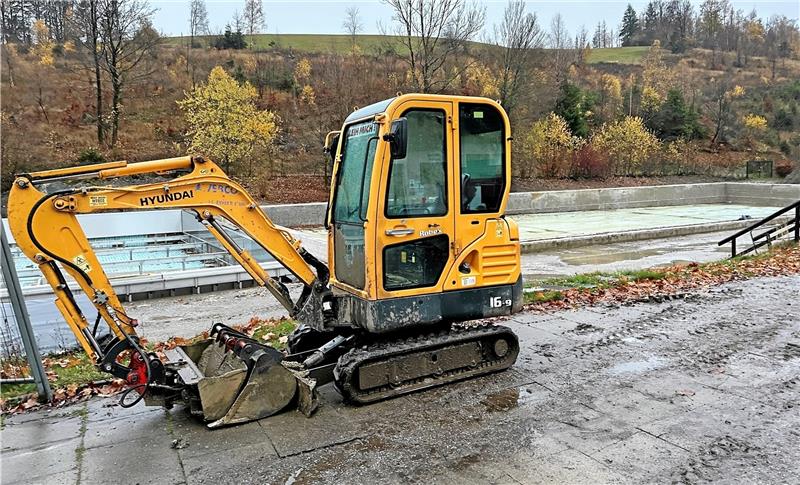 Geld für Hohegeißer Freibad wird beim Straßenbau eingespart Baustelle Waldbad: Da in das große Becken Feuchtigkeit eindringt, zieht das Auskleiden mit Fliesen erhebliche Zusatzarbeiten und damit Kosten nach sich. Darum Edelstahl. Die Mehrkosten dafür sollen aus anderen Haushaltsstellen gedeckt werden. Foto: Archiv