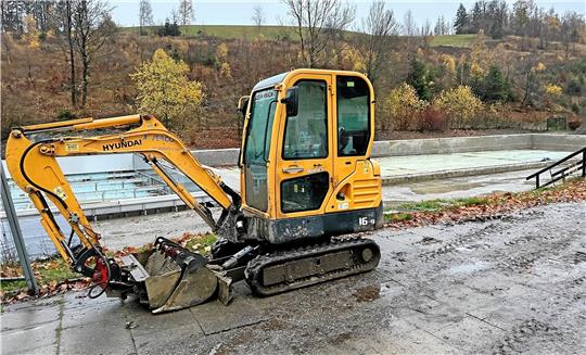 Baustelle Waldbad: Da in das große Becken Feuchtigkeit eindringt, zieht das Auskleiden mit Fliesen erhebliche Zusatzarbeiten und damit Kosten nach sich. Darum Edelstahl. Die Mehrkosten dafür sollen aus anderen Haushaltsstellen gedeckt werden. Foto: Archiv