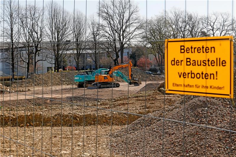 Baustelle auf dem Areal, auf dem einst die 1948 abgebrannte Goslar-Halle stand: Noch bis Juni haben die Bagger dem Vernehmen nach mit der Altlasten-Sanierung am Kattenberg zu tun, bevor die Stadt das rund 12.700 Quadratmeter große Grundstück an die Klosterkammer als Eigentümer übergeben kann. Foto: Epping