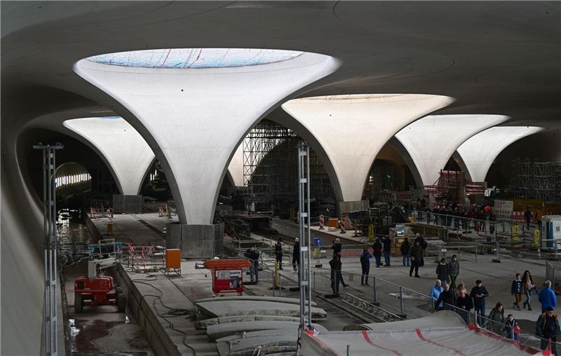 Wer zahlt die Mehrkosten in Milliardenhöhe von Stuttgart 21? Baustelle des milliardenschweren Bahnprojekts Stuttgart 21.