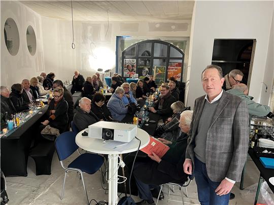 CDU-Mitglieder treffen sich zum Kreisparteitag und sitzen auf Bänken in einem Raum.