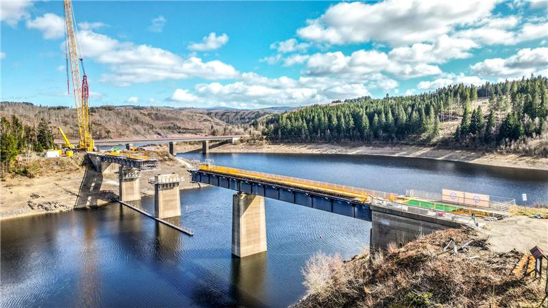 Aktuelles Bild von der Baustelle: Stück für Stück wird die Bramkebrücke über der Okertalsperre abgerissen.