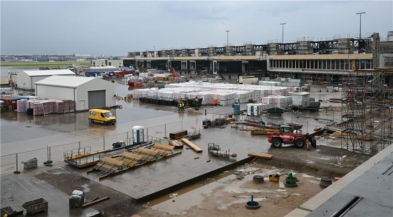 Frankfurter Terminal 3 im Plan Baustoffe und Baugeräte auf der Baustelle von Terminal 3 des Frankfurter Flughafens.