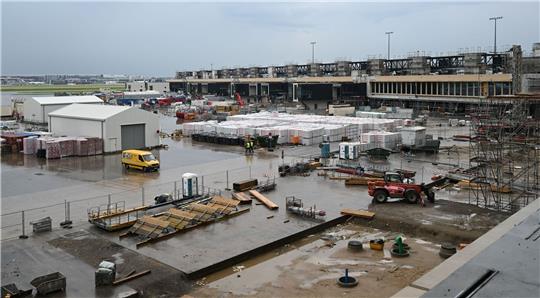 Baustoffe und Baugeräte auf der Baustelle von Terminal 3 des Frankfurter Flughafens.