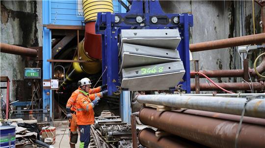 Bauteile für den Tunnel werden auf eine Bahn verladen. (Foto-Produktion)