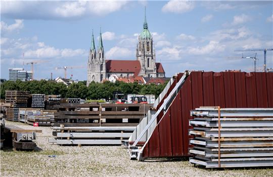Bauteile von einem Bierzelt stehen auf der Theresienwiese bereit.