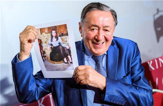Bauunternehmer Richard Lugner zeigt ein Foto von Priscilla Presley.