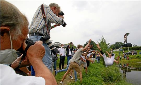 Bauyrzhan Murzabayev fliegt vor einem Jahr als Champion des Galopp-Meetings im Harz in den See vor den Tribünen. Diesmal ist der Kasache nur am Eröffnungstag im Einsatz. Foto: Epping