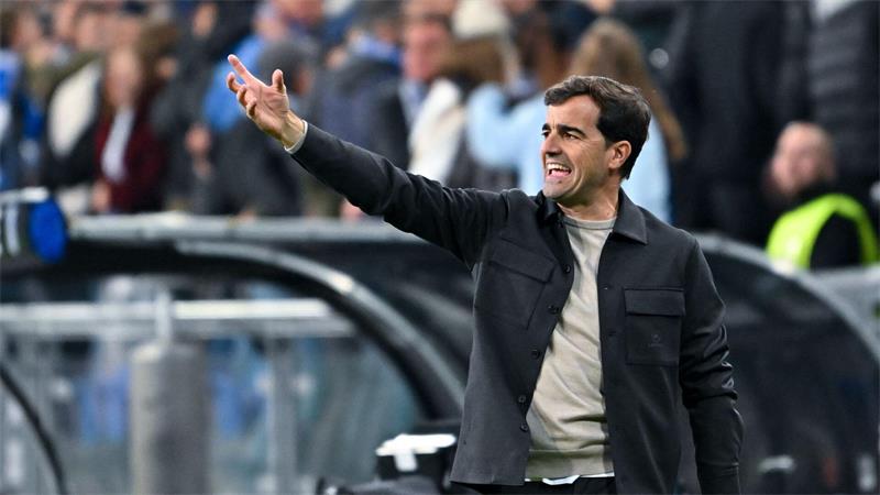 Bayer-Coach Carles Martínez feiert mit seiner Mannschaft den vierten Sieg in Folge.