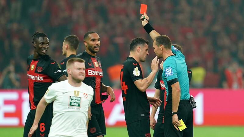 Leverkusen gewinnt Pokal und macht das Double perfekt Bayer-Verteidiger Odilon Kossounou (l) sah noch vor der Pause die Gelb-Rote Karte.