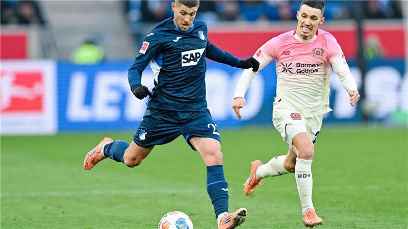 Bayer und Grimaldo (r.) rennen gegen Hoffenheim und Kramaric viel hinterher. 