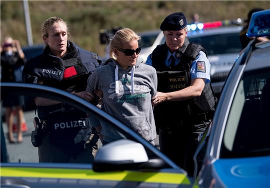 Bayerische und tschechische Polizisten nehmen in Furth in Wald (Bayern) an einer gemeinsame Einsatzübung teil.