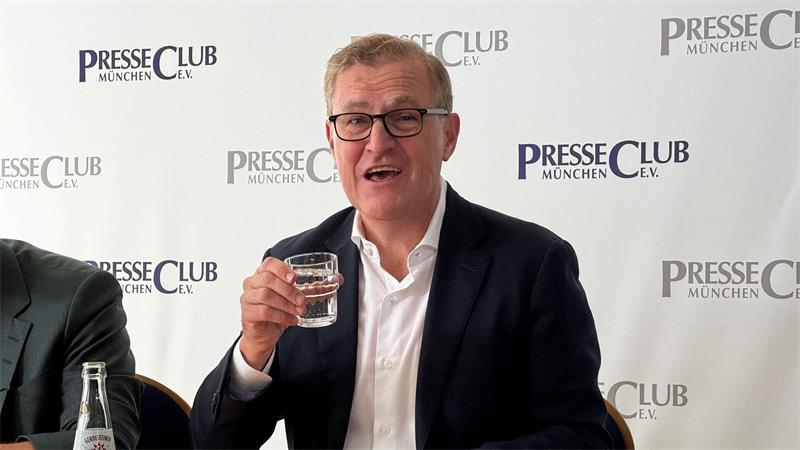 Erst Hochzeitsinsel, dann Hongkong: Bayern in Asien bejubelt Bayern-Boss Jan-Christian Dreesen erklärt, warum der Asien-Trip wichtig ist. (Archivbild)