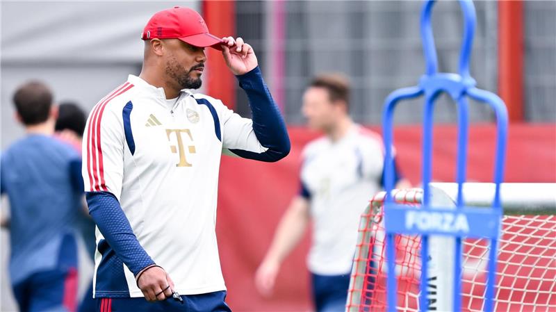 Bayern-Profi Tah deutlich: „Spielweise nicht ändern“ Bayern-Coach Vincent Kompany im Abschlusstraining vor dem Halbfinal-Rückspiel der Champions League gegen Paris.