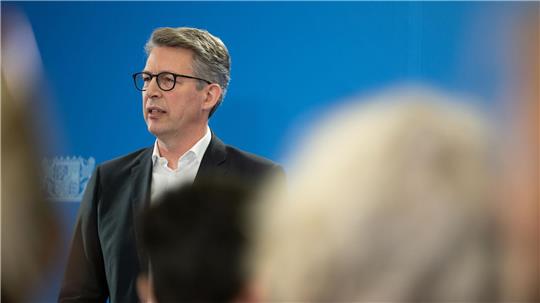 Bayern Kunstminister Markus Blume will mit der Rückgabe der Werke einen „Versuch der Wiedergutmachung in Richtung der Opfer“ unternehmen. (Archivbild)