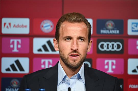 Bayern München stellt den englischen Stürmer Harry Kane bei einer Pressekonferenz in der Allianz Arena vor.