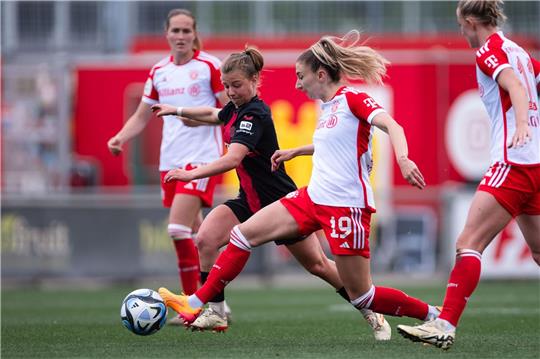 Bayern Münchens Katharina Naschenweng (r) undLeverkusens Kristin Kögel kämpfen um den Ball.