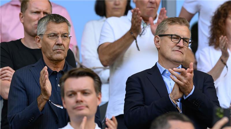 Leihen statt kaufen: Bosse erklären Bayern-Marschroute Bayern-Präsident Herbert Hainer (l) und Vorstandschef Jan-Christian Dreesen erklären die Transferstrategie. (Archivbild)