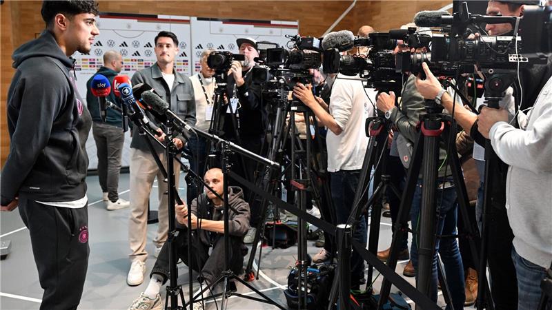 Bayerns Pavlovic und seine Zwangspausen: „Es nervt“ Bayern-Profi Aleksandar Pavlovic beantwortet im DFB-Quartier Reporterfragen.