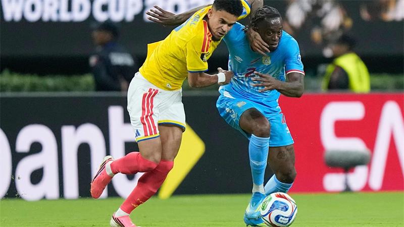 Bayern-Profi Díaz (links) traf zwar nicht selbst, jubelte aber über den Sieg Kolumbiens bei der WM.