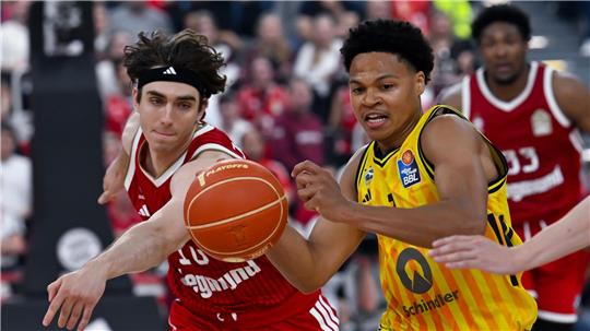 Bayern-Profi Jessup (links) und Berlins Kayil kämpfen um den Ball.