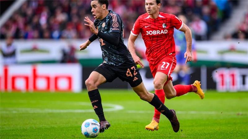 Kane mit Wucht: FC Bayern siegt knapp in Freiburg Bayern-Star Jamal Musiala enteilt Freiburgs Nicolas Höfler.