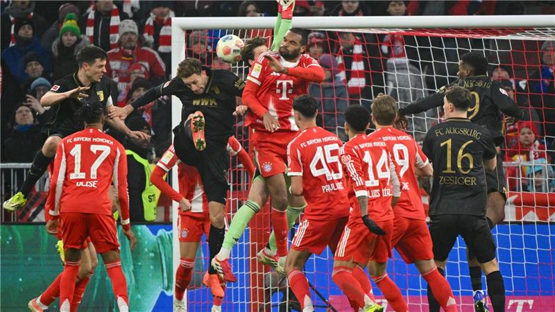 Bayerns Superserie dahin - „Der neue Nullpunkt“ Bayern-Torhüter Jonas Urbig sah beim 1:1 unglücklich aus.