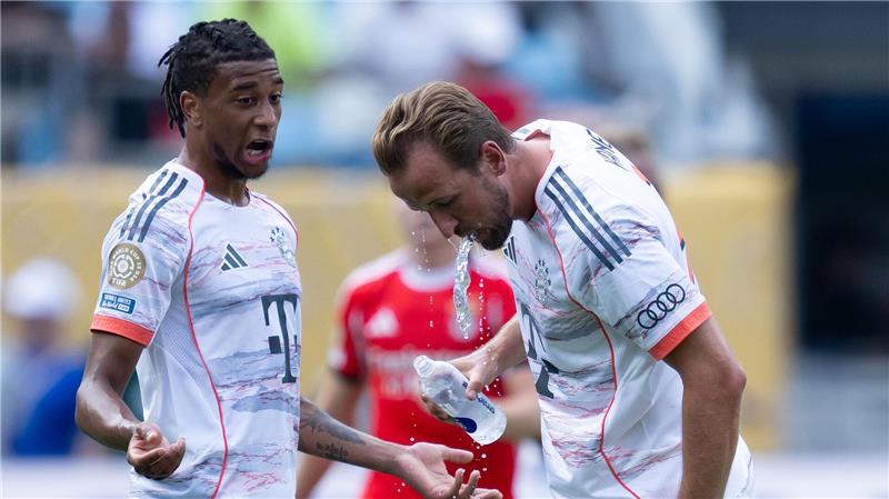 Bayern-Torjäger Harry Kane erfrischt sich bei einer Trinkpause während einer WM-Partie in den USA. 