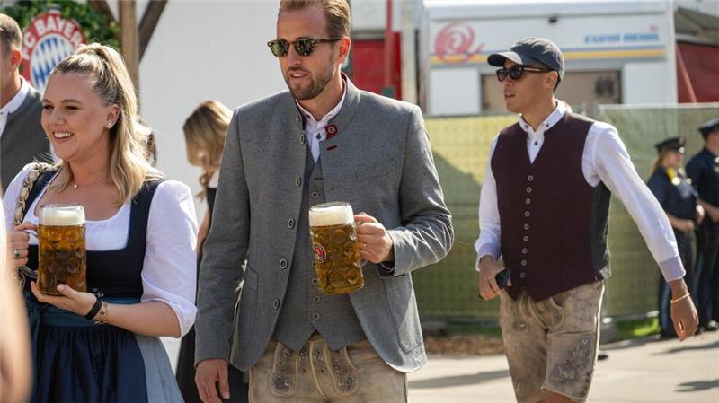 20 Tore: Bayern müssen im Bierzelt „nichts schön trinken“ Bayern-Torjäger Harry Kane mit seiner Frau Katie Goodland (l).