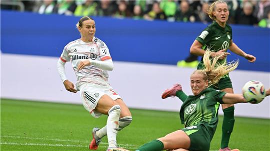 Bayern-Torschützin Klara Bühl (l).