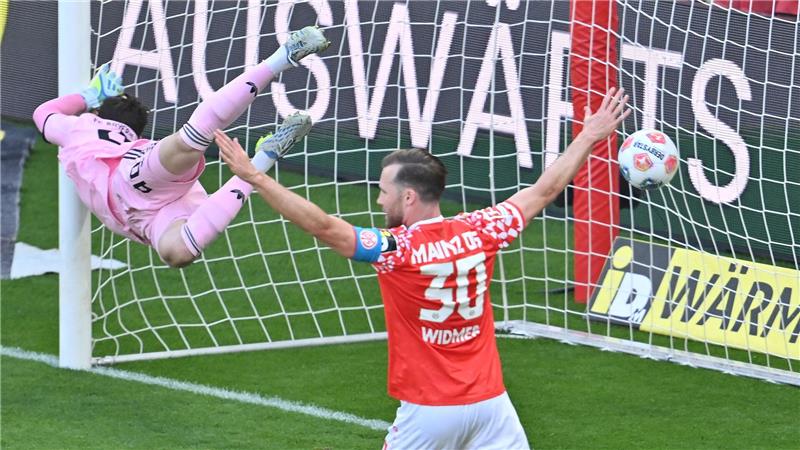Bayern-Torwart Jonas Urbig wurde von seinen Vorderleuten öfter im Stich gelassen.