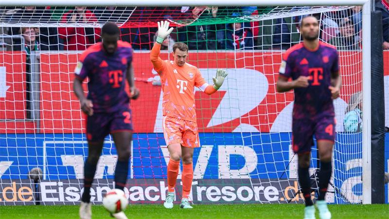 Bayern-Torwart Manuel Neuer nach seinem fatalen Patzer. 