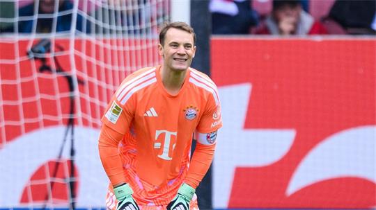 Bayern-Torwart Manuel Neuer nach seinem groben Patzer gegen Augsburg.