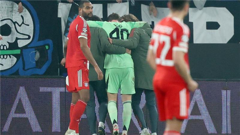 Bayern-Torwart Urbig (M) musste nach dem Spiel zur Untersuchung ins Krankenhaus.